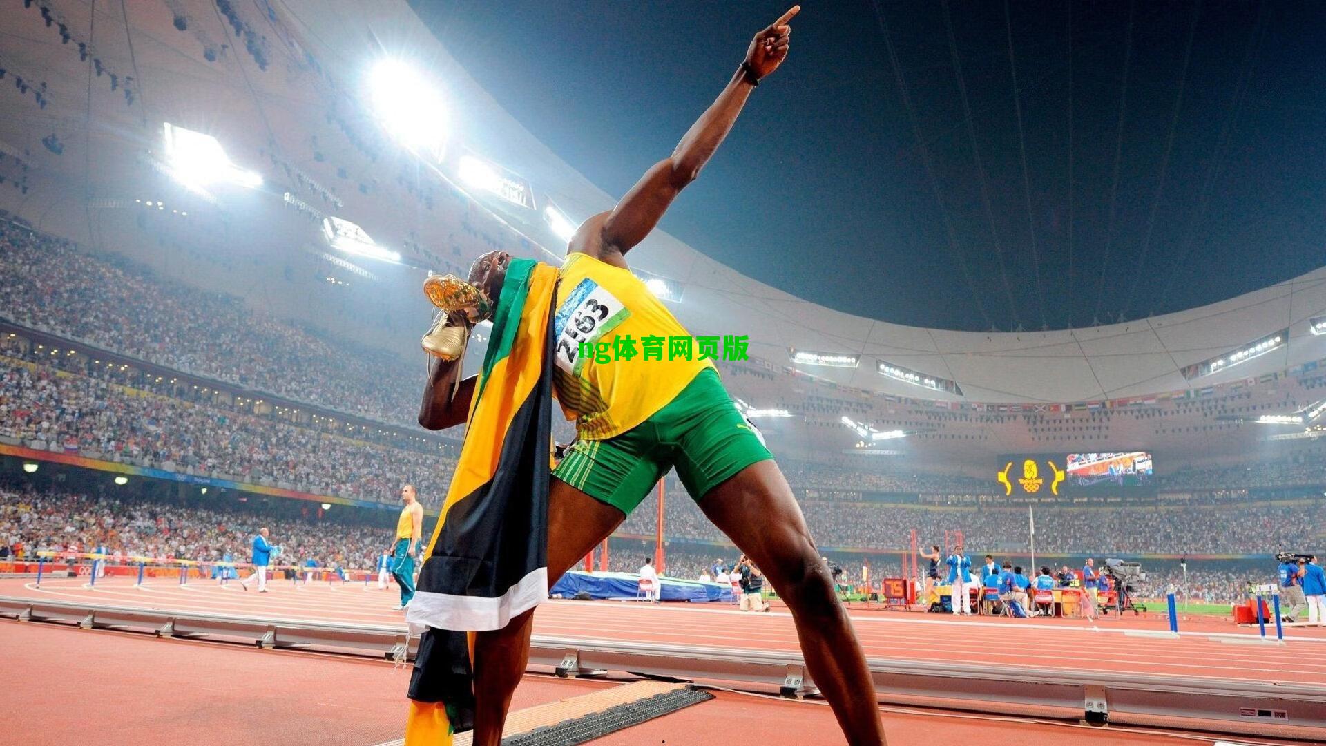 库尔图瓦达成皇马生涯300场里程碑 赛后获赠纪念球衣致敬传奇门神